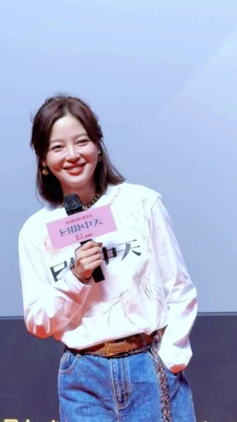 辛芷蕾今日份线下活动好美,果然红气养人呐,状态越来越好了