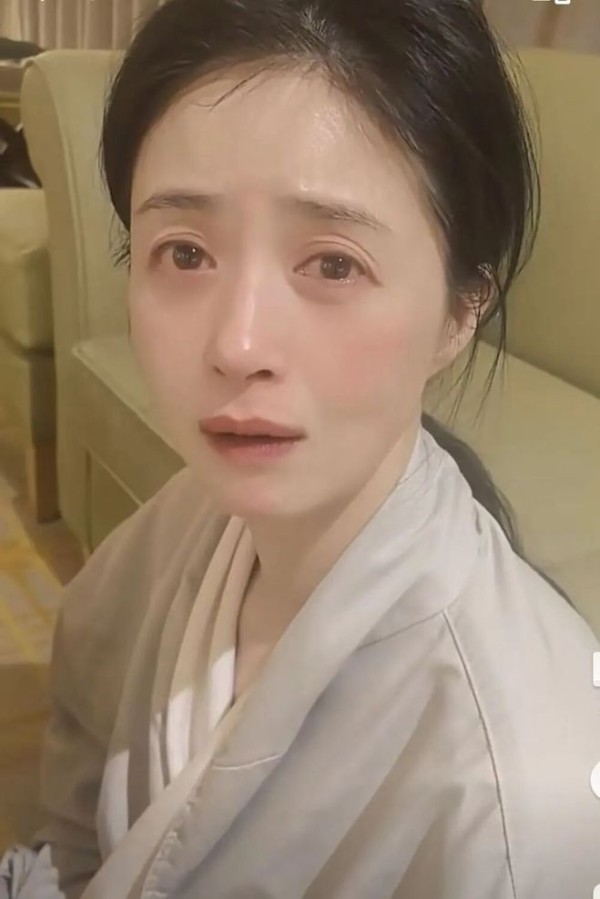 蒋欣为红毯减肥节食哭红眼,忍不住崩溃大哭