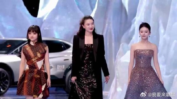 宋佳结完婚果然不一样!穿抹胸礼裙亮相,浑身透露着女人味!