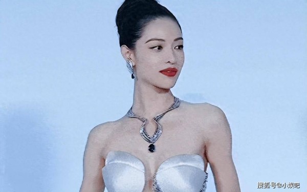 她被冯小刚捧红,成龙接着捧,洪金宝等着捧,为啥大佬都偏爱她