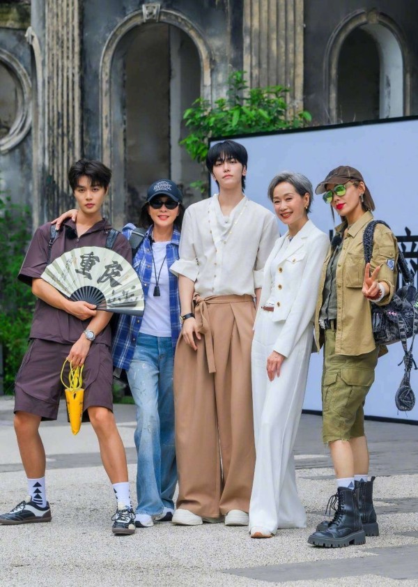 邵兵老婆近照曝光,45岁张培出镜年轻似姐姐,儿子上节目