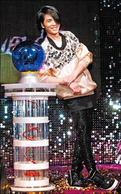 萧敬腾深情凝视绯闻女友