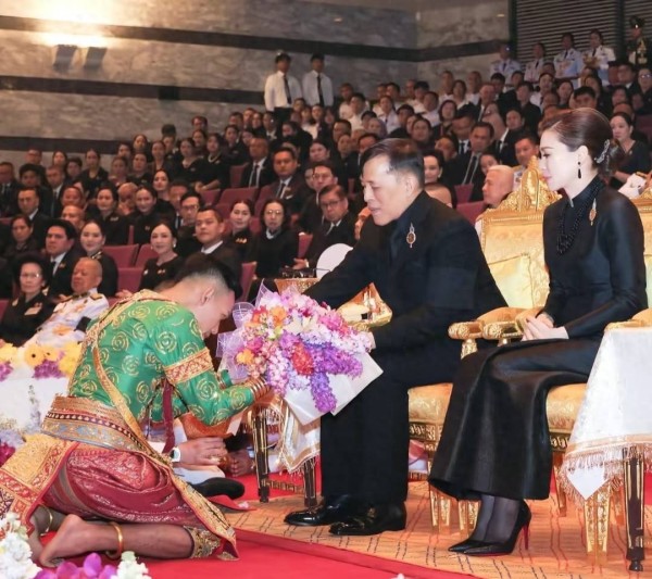 泰王和苏提达看孔剧,佩通坦全家陪同,这是为纪念诗丽吉