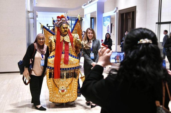 以国际视角讲好中国故事 西安故事文化传媒展台受参会嘉宾关注