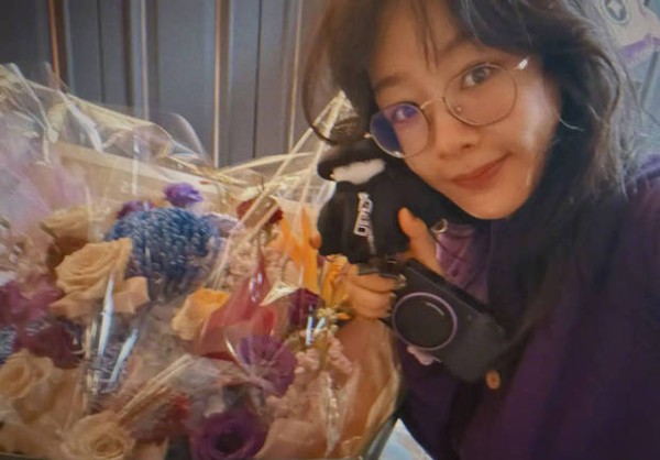 杨紫发文称:“有很多想说的话,也有很多想感谢的,但真的到这一天又不知该从何说起。先要感谢一直以来陪伴我、支持我每部剧的朋友们,也要感谢一路走来的每个角色,感谢她们见证了我的成长,也让我更清晰地认识、接纳每个阶段的自己。即便时光匆匆,我依旧是那个我,永远爱你们。”