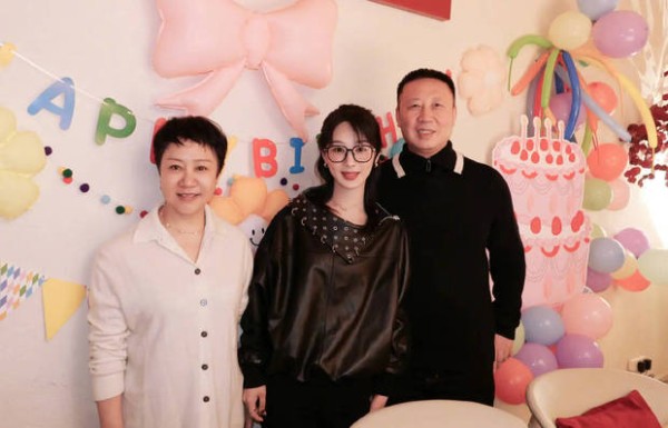 杨紫分享一家三口同框照庆生!生日最幸福的打开方式