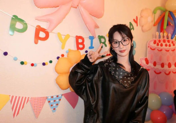 杨紫开心比耶,元气满满。