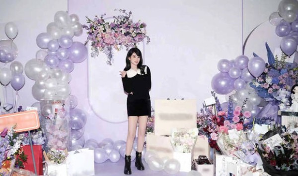 杨紫大方秀白皙美腿,身材好棒。