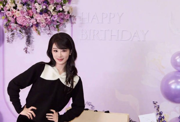 杨紫颜值在线,少女感十足。