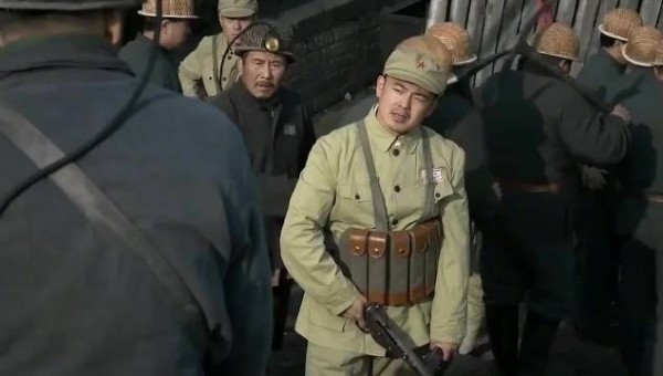 湘西往事:汉奸冒充旷工要炸矿井,警卫员看出不对,当场拦下击毙