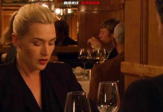 女人跟男人在餐厅相亲,却发现对方在脖子上长了一对奇怪的肿瘤