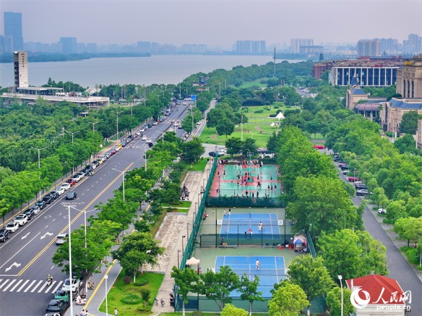 南昌高新区气膜体育中心室外球场,市民在打网球、打篮球,享受运动健身的乐趣。人民网 朱海鹏摄