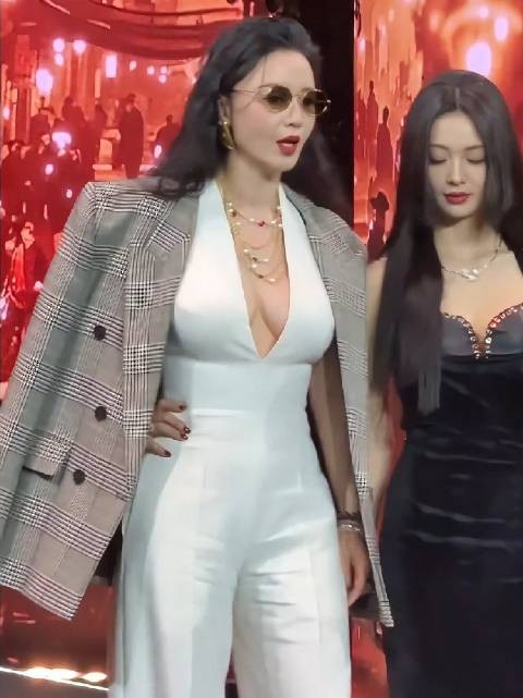 张萌鹅剧派对红毯直拍，大佬出场