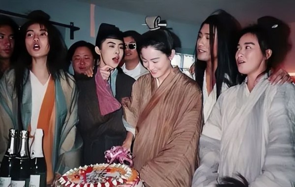 王家卫持续被扒!当年《东邪西毒》30人嫖娼被抓,事后推锅临时工