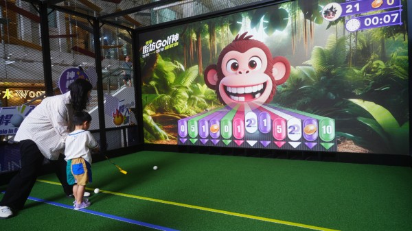 领展今年十月于乐富广场、爱东商场及 TKO Spot 三大商场举办“街坊 Golf 神挑战赛”，将高尔夫球场搬进社区，让市民在熟悉的空间中体验挥杆乐趣，提升运动参与感与社区归属感。