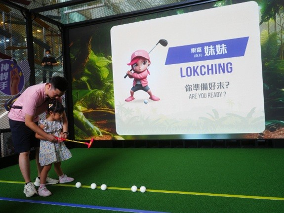 蔡先生与四岁的女儿乐澄首次体验高尔夫球，亲子互动温馨又充满惊喜。