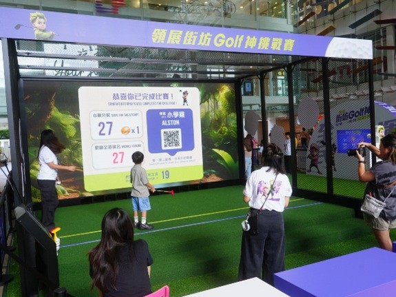 在商场里，一幕幕街坊挥杆的身影，从好奇探索到逐渐掌握技巧，每一次击球都在社区中留下独特的印记。