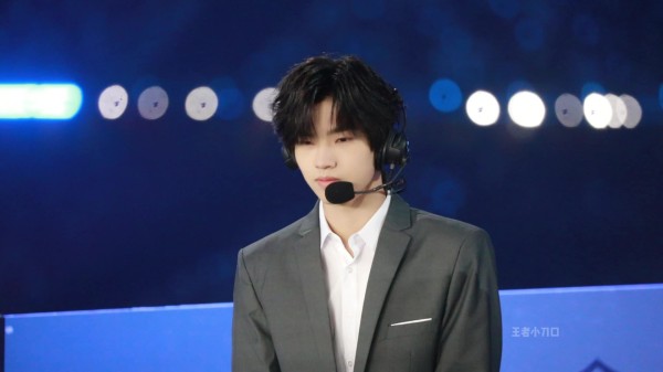 和小周@深圳DYG丶钎城 一起见证! 再来分享一下今天评论席的小