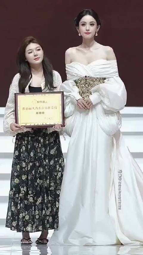 我相信左边已经是生活里的美女了，但娜扎直接美成神仙了….