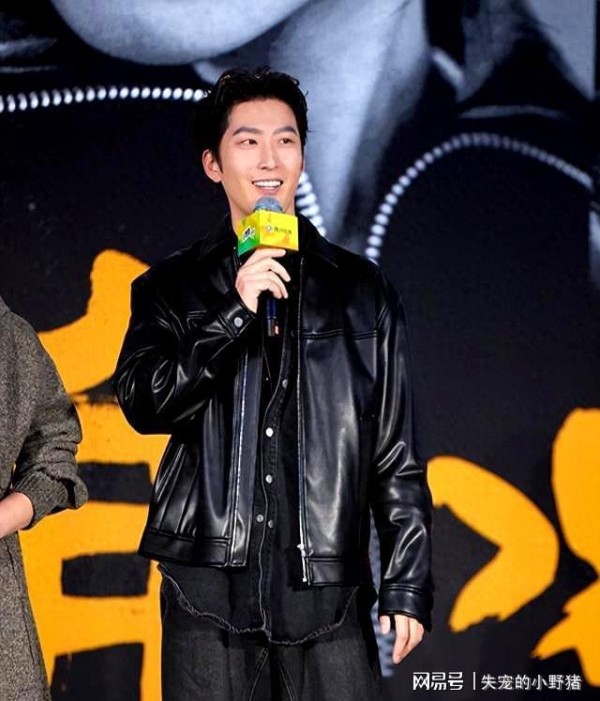 窦骁风波后现身剪彩,生图眼肿嘴发白一脸沧桑,和好友合影靠边站