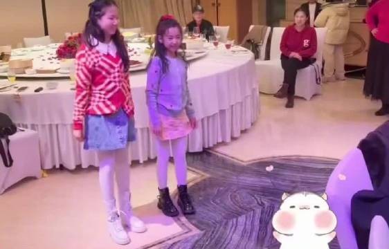 小酒窝在董璇生日上跳舞了，好灵动的表现力！