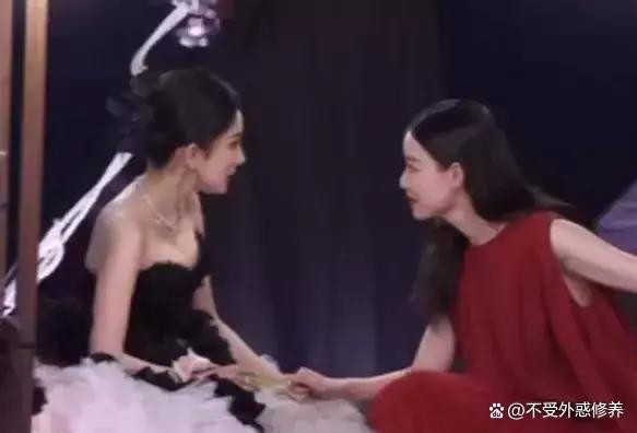 杨幂与倪妮的GQ盛典之旅:乘船热聊,手拉手,笑容灿烂