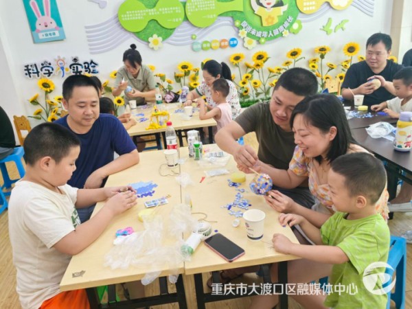 九宫庙街道创新社区开展“‘瓶’添乐趣•温暖相伴”马赛克花瓶亲子DIY活动