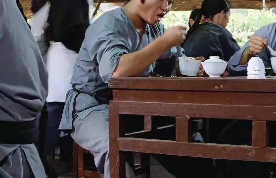 小伙的手臂被人控制，旁边的师傅一眼看出问题