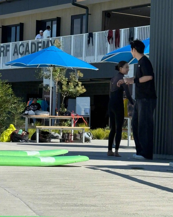 度假同框力破婚变！何超莲窦骁澳大利亚被偶遇 相处甜蜜有说有笑