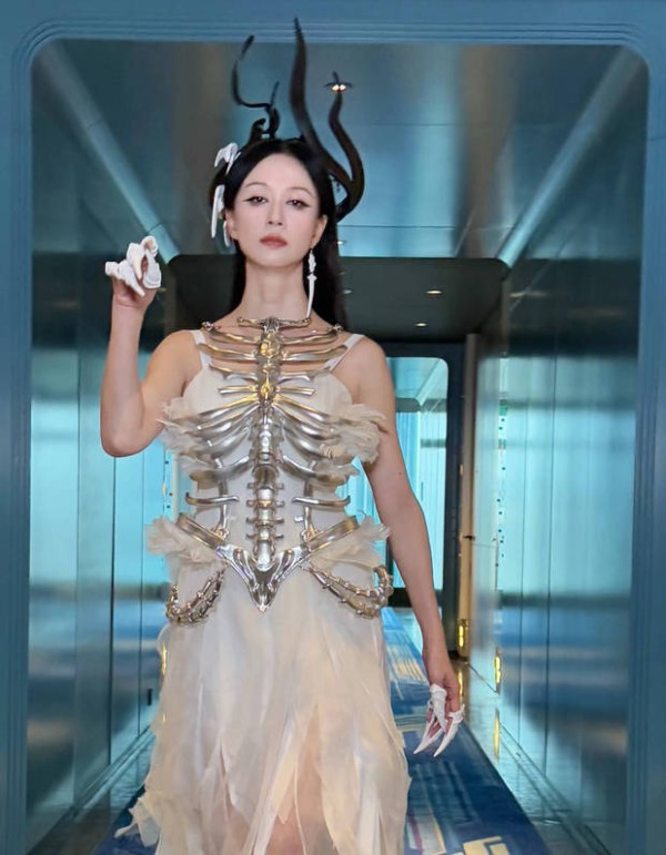 搜狐娱乐讯 11月10日，一组倪虹洁与章若楠、王星越等人的合照曝光。