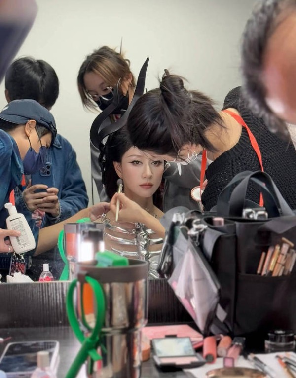 倪虹洁正在化妆中，她的颜值很高。