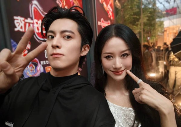 倪虹洁晒出与王鹤棣的合照。