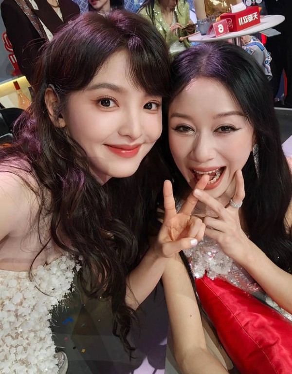 倪虹洁和章若楠贴贴，画面好养眼。