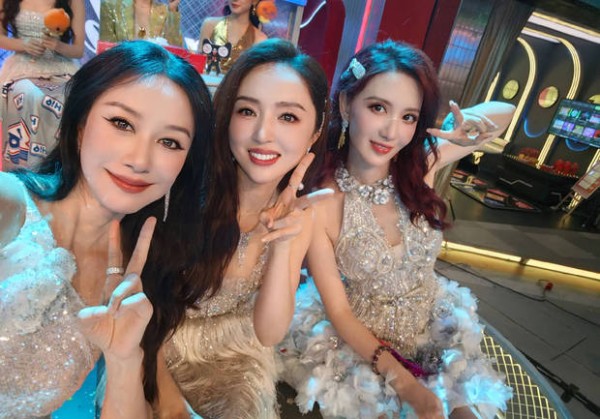 倪虹洁和董璇，张萌三位美女坐在一起。