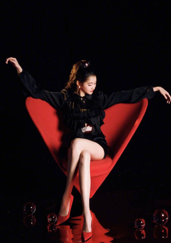 关晓彤眼神侧望,慵懒时尚。