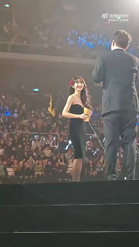 田曦薇波涛汹涌 下楼都颤起来了 是有真材实料的