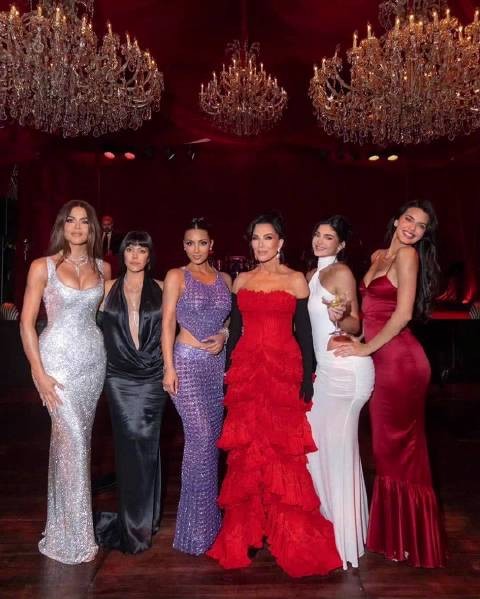 卡戴珊家族70岁太后007主题派对星光璀璨，贝佐斯豪宅狂欢引邻居报警