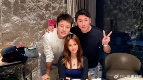 贾乃亮与女儿合照，13岁甜馨打扮成熟颜值惊艳，差点认成了李小璐