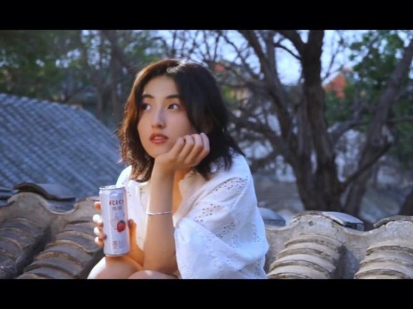 娱乐新闻：张子枫成长记，演技逐渐凸显，近照曝光引发关注