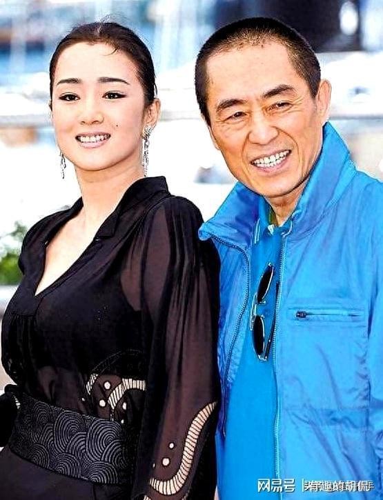 同张艺谋分手30年,二婚二嫁的巩俐,如今一头银发老到认不出