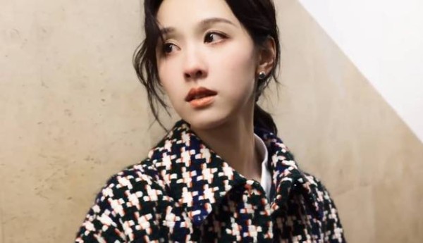 陈都灵巴黎街头漫步,雨中撑伞文艺清冷范十足