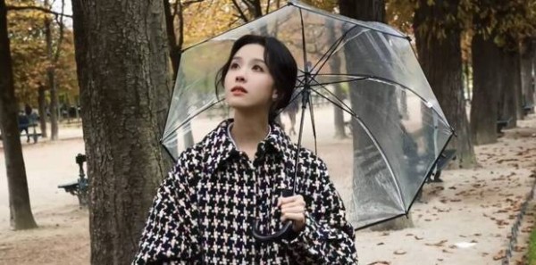 陈都灵清冷感十足。