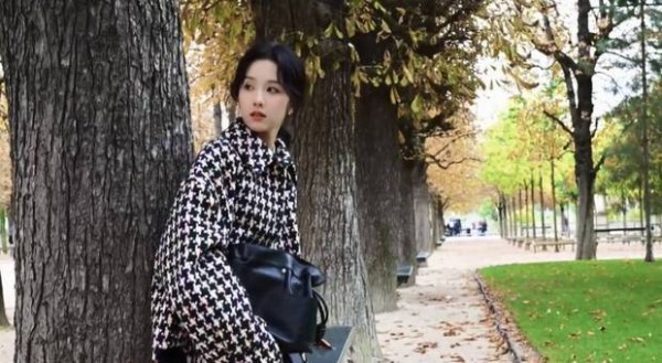 陈都灵慵懒随性。