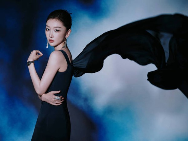 周冬雨穿黑色礼服腰肢纤细,搭配复古盘发优雅有范