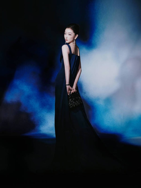 周冬雨回眸灵动。