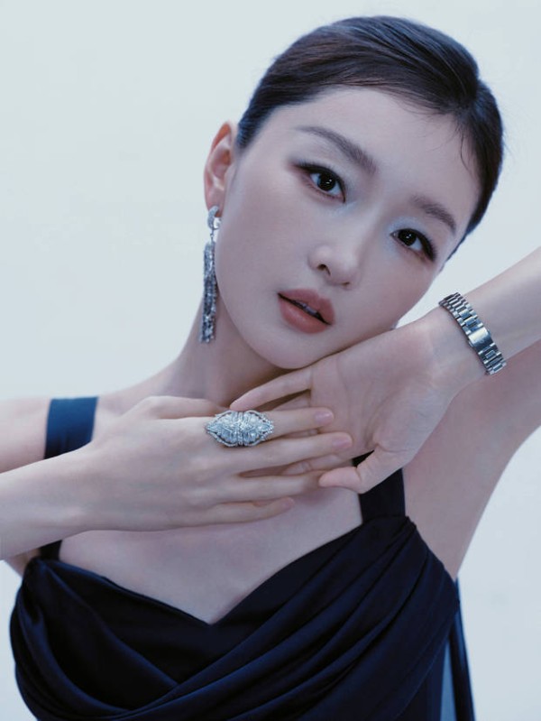 周冬雨清冷感十足。