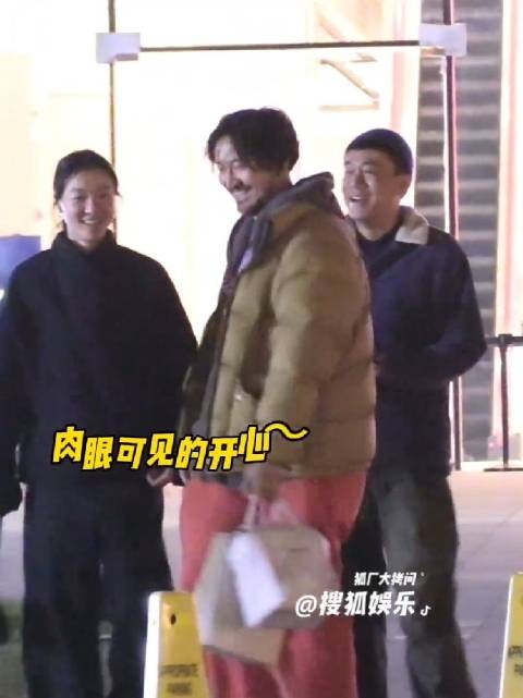 王传君获影帝后首露面,带老婆齐溪和王京花聚餐,有说有笑心情好