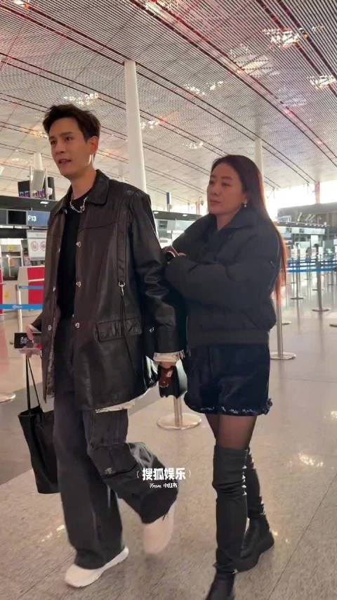 经超小李琳结婚十一年仍十指紧扣走机场