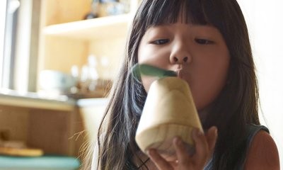 儿童通过传感玩具探索周围环境