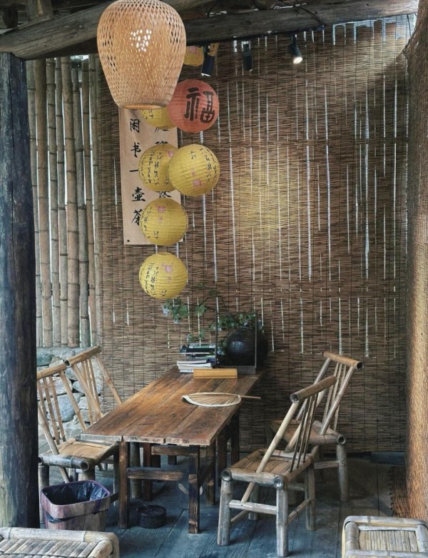 从化溪头村两日游全攻略，轻松避坑指南！ 亲爱的朋友们，周末想去哪里玩呢？ 为大家整理了一份从化溪头村的游玩攻略，快来看看吧！ --- Day 1 上午 抵达溪头村后，先前往溪头村牌坊，这是村子的标志性建筑，拍照打卡，感受乡村气息。 沿着溪流漫步，欣赏清澈见底的溪水和溪边的自然风光，呼吸新鲜空气。 中午 在村里的农家乐品尝当地特色美食，如竹筒饭、走地鸡、山水豆腐等，享受乡村美食带来的满足感。 下午 参观溪头村的古建筑，如金紫里古建筑，了解村子的历史文化底蕴。 可以去果园体验采摘水果的乐趣（根据季节选择水果），感受田园<a target=